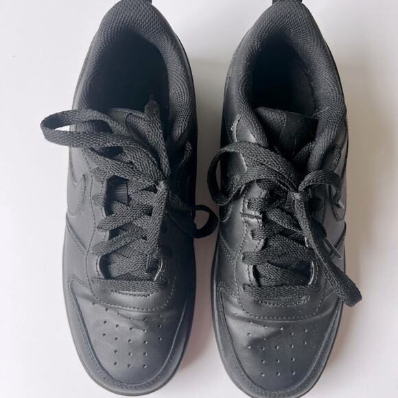 Nike Kids Court Borough Low Top Sneaker in Black size 5.5Y - Picture 2 of 5